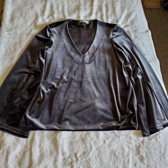 Lola and Sophie New York Black Velvet Long Split Sleeve Top - Picture 3 of 4
